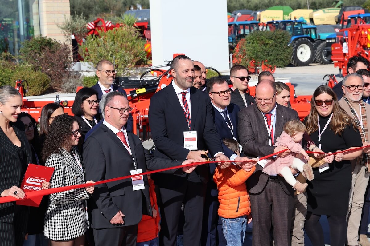 Il momento del taglio del nastro durante la cerimonia di inaugurazione del Full Line Store di Alife. Al centro Mirco Maschio con i fratelli Marco, Francesco e Patrizio Ciccarelli